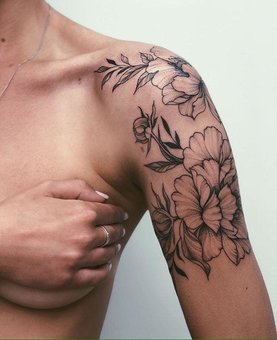 Tattoos on the shoulder in the beauty studio "Polaris" in Nikolaev. Do according to the action.