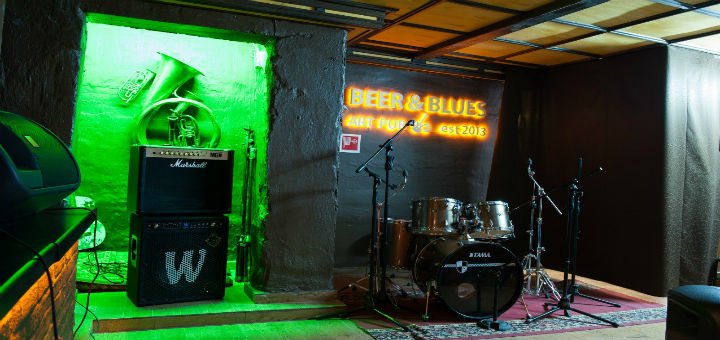 Сцена для живых концертов в Beer&Blues Art Pab в Виннице. Бронируйте столик со скидкой.