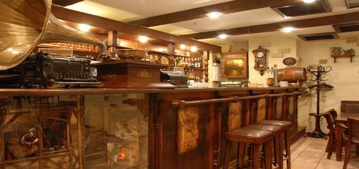 The hall of the restaurant "Osteria Pantagruel". Book a table at a discount