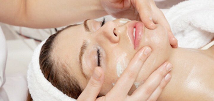 Cosmetologist at the Beauty Film Studio in Kiev. Sign up for the promotion.