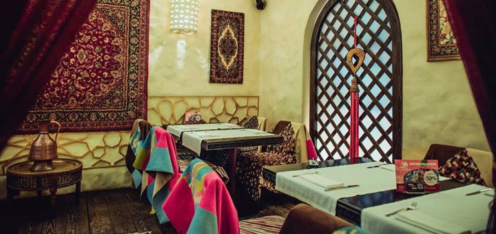 The hall of the restaurant "Caravan". Visit at a discount