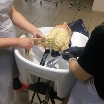 Окрашивание волос в салоне красоты Color Studio в Запорожье. Записывайтесь на окрашивание волос со скидкой