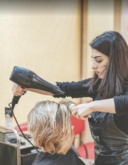 Women&#39;s styling in the beauty salon kudesnitsa cherkasy. sign up for a women&#39;s hair styling campaign