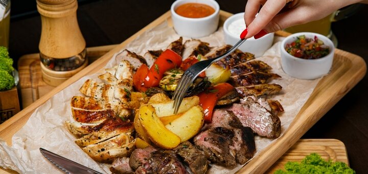 Мясная тарелка на компанию в ресторане "The Мясо" во Львове. Заказать со скидкой.