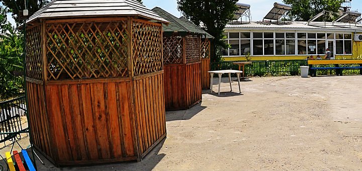 Беседки на территории базы отдыха Карпаты в Затоке. Бронируйте отдых на Черном море по акции.