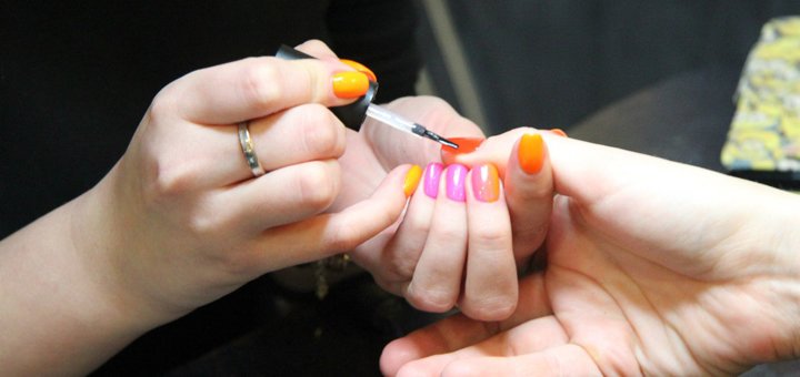 Nail service at the GEE beauty salon in Odessa. Sign up for a manicure and pedicure at a discount.