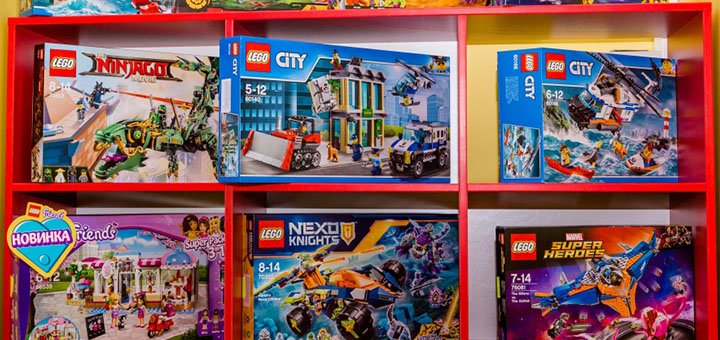 LEGO designers at the Le Joy Toy Library in the Dnieper. Play by promotion.