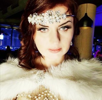 Стрижка та вечірнє укладання волосся в салоні краси «Rekshaz» у Києві. Записуйтесь до перукаря зі знижкою.