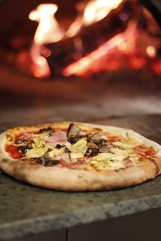 Dishes of Italian cuisine from the pizzeria "Home pizzeria" in Kiev. Order with a discount