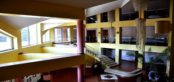 Хол в корпусі оздоровчого курорту «сонячна поляна» на закарпатті. замовляйте номери зі знижкою.