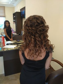 Накрутка локонів у салоні краси «Lady Victoria» у Дніпрі. Записуйтесь до перукаря з акції.