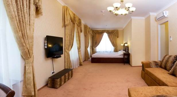 Discounts on holidays at the Royal Street Hotel 17