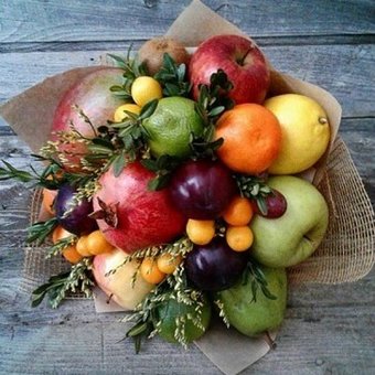 A bouquet of fruits in the Fruits & Flowers Market boutique in Dnipro. Order at a discount.