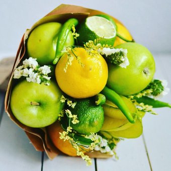 Apple bouquet from the floristry studio "Fruits & Flowers Market" in Dnipro. Buy on the stock.