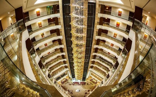 Холл в отеле «Premier Palace Hotel Kharkiv» во Львове. Забронировать номер со скидкой