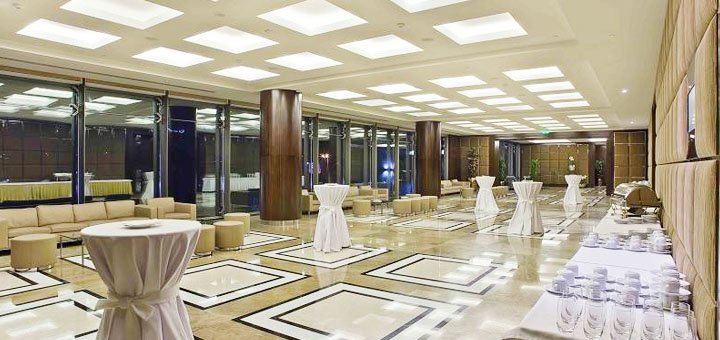 Лаунж-зона в отеле «Premier Palace Hotel Kharkiv» во Львове. Снять номер со скидкой